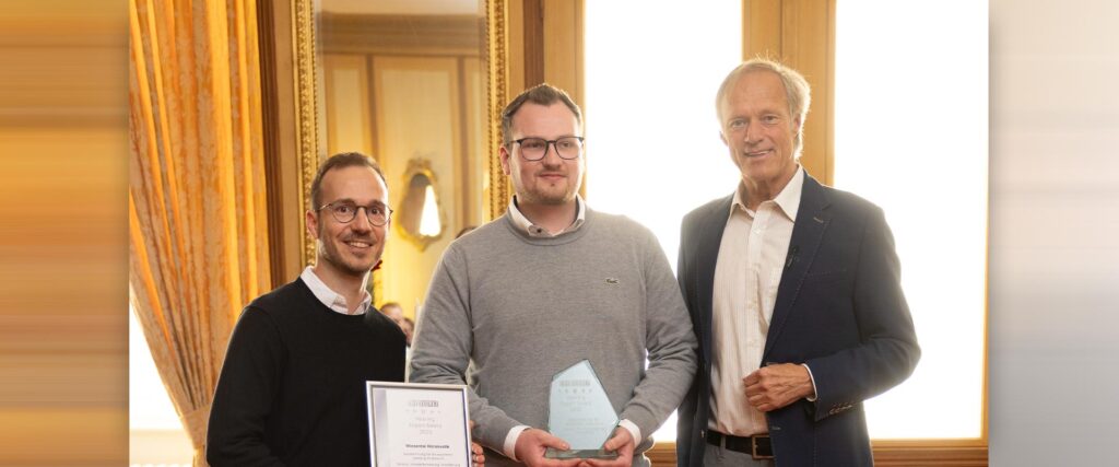 Philipp Scheel und Tillman Ebert nehmen den Hearing Expert Award von Gerhard Delling entgegen